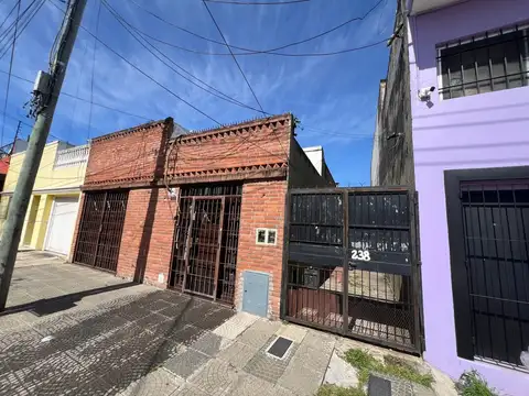Venta PH de 2 ambientes con patio y terraza en Bernal Oeste