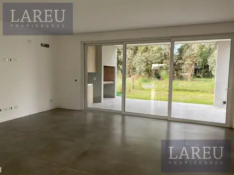 Casa en Alquiler con 1 cochera