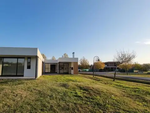 Casa 7 ambientes con 3 baños