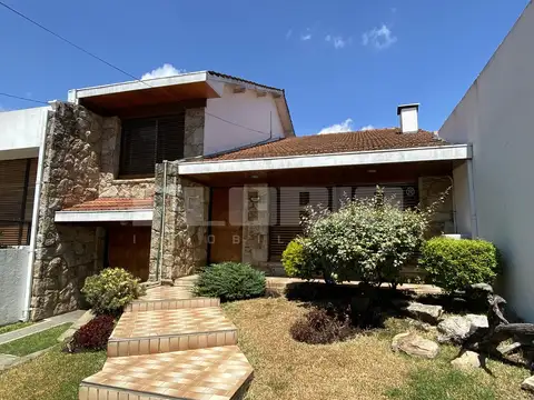 Casa 4 ambientes con jardín y pileta en centro de Munro