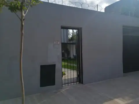 Casa 2 ambientes con gran piscina y quincho.-