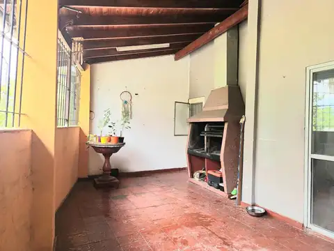 VENTA CASA 4 AMBIENTES CON LOCAL COMERCIAL EN  VILLA BALLESTER