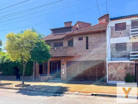 Casa en venta - 4 Dormitorios 4 Baños - La Plata