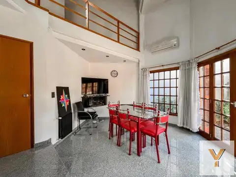 Casa en Venta con 2 cocheras