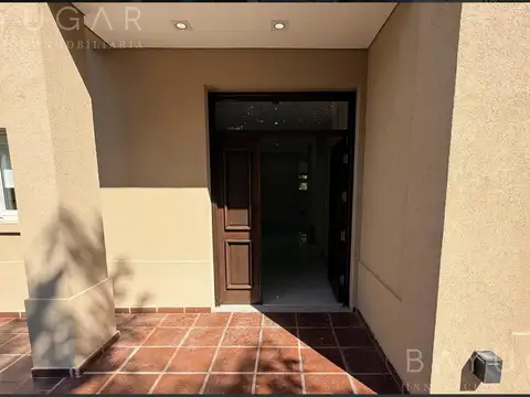 Casa 5 ambientes con 3 baños