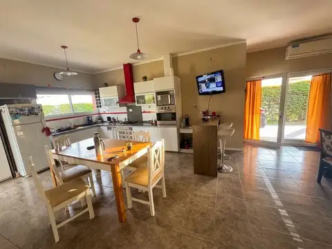 Casa 5 ambientes con 2 baños
