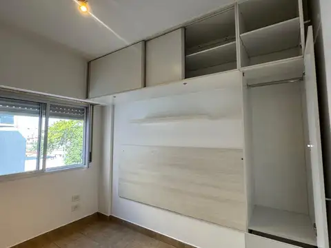 Excelente Monoambiente Divisible Con Terraza Propia En Floresta - 2º piso por escalera