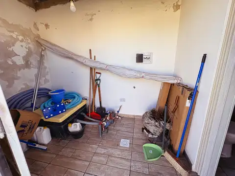 LOTE MEJORADO CON PILETA + BAÑO EN B° ANTÁRTIDA