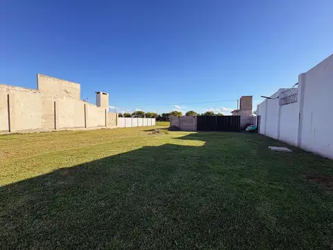 LOTE MEJORADO CON PILETA + BAÑO EN B° ANTÁRTIDA