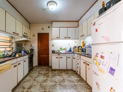 Casa 9 ambientes con 2 baños