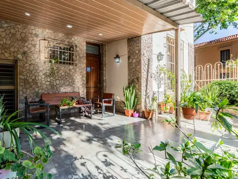 VENTA - Casa 3 dormitorios mas comodín con cochera - Parque Casado, Rosario APTO CRÉDITO
