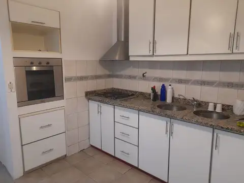 Casa en Alquiler con 2 cocheras