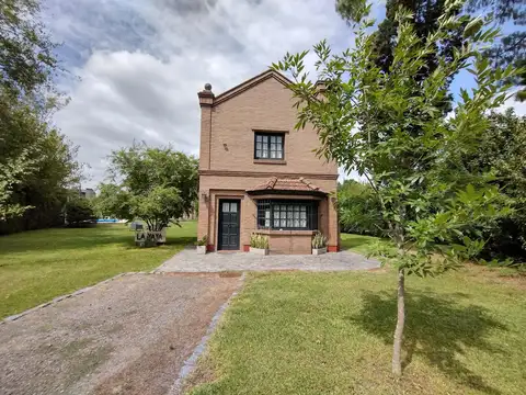 AUR. Venta. Casa De Estilo. 4 Amb. Lote 1.460 M2. Barrio Parque Sakura, Exaltacion de la Cruz