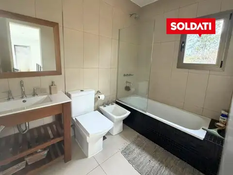 Casa 4 ambientes con 2 baños