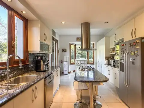 Casa en venta en San Jorge Village. 5 dormitorios. Quincho.