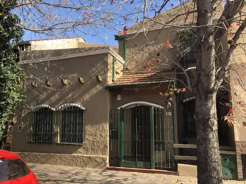Casa 4 dorm + pileta climatizada + quincho en pleno Martínez