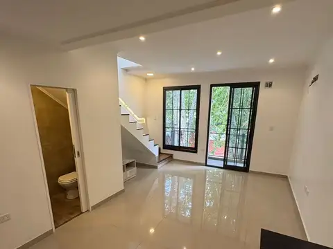 Depto Tipo Casa en Alquiler en Lanus Este, $ 800.000