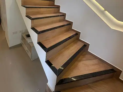 Departamento tipo casa en alquiler en Lanus Este