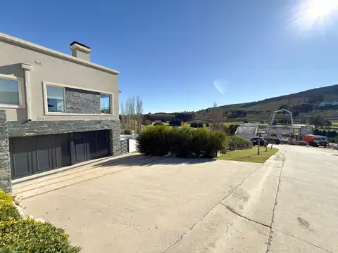 Casa 10 ambientes con 5 baños
