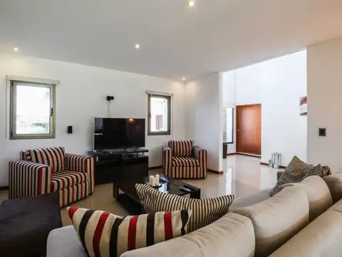 Casa 4 ambientes con 3 baños