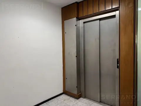 Oficina en alquiler en planta baja de 278m2 con 5 cocheras en Martínez