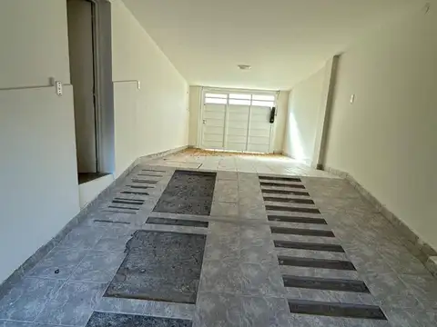 Casa 8 ambientes con 2 baños