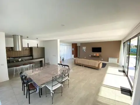 Casa 5 ambientes con 3 baños