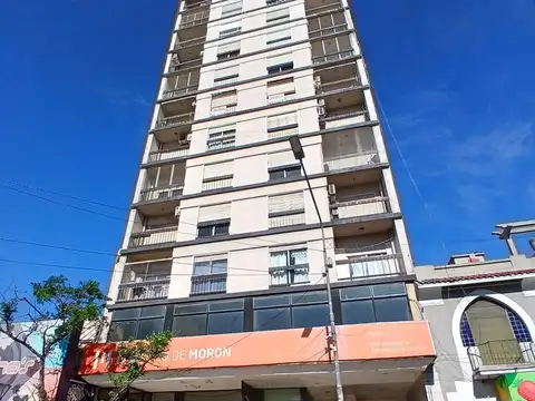 MORON CENTRO- DEPTO 2 AMBIENTES + COCINA SEPARADA- LAVADERO CUBIERTO- BUEN ESTADO