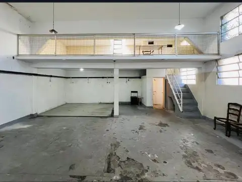 Interesante propiedad por su funcionalidad de vivienda y depósito en V. Adelina, San Isidro.