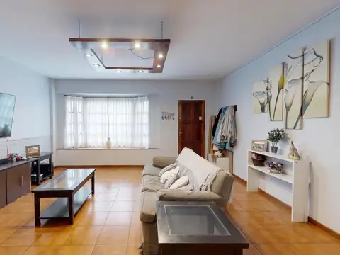 Casa 5 ambientes con 2 baños