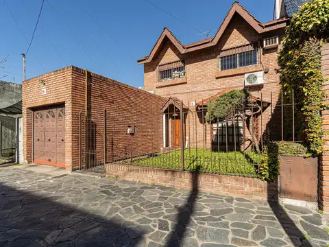 Chalet en Venta 6 Ambientes Apto Crédito en Ramos Mejía con Cochera quincho patio y Jardín