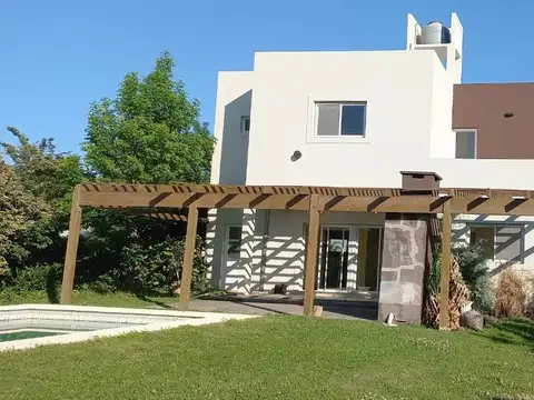 Casa en Venta con 3 cocheras