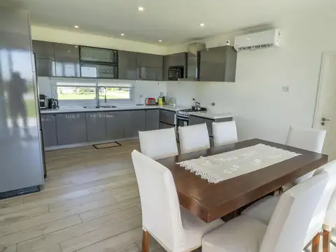 Casa en Alquiler con 2 cocheras