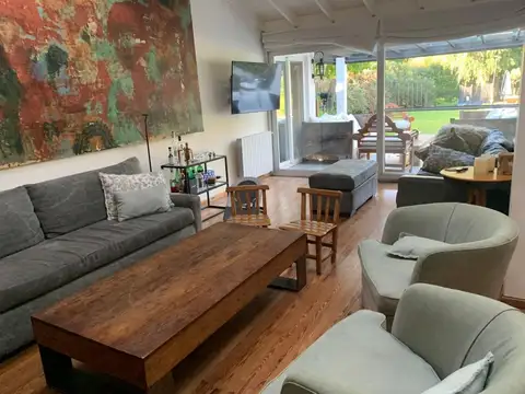 Casa en Alquiler con 2 cocheras