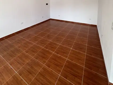 UN DORMITORIO, PARQUE, COCHERA CUBIERTAY PILETA