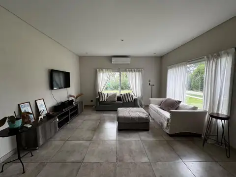 HERMOSA CASA EN VENTA EN BARRIO CERRO WESTON