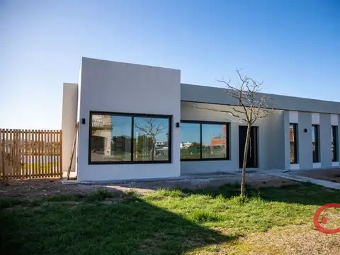 Casa en venta a la laguna en San Sebastián. Apto Credito