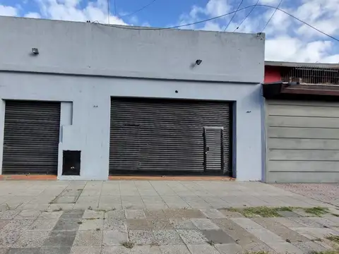 Lote en  Venta con depto y local comercial a reciclar Banfield