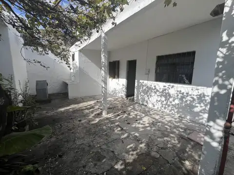 Casa americana a refaccionar en Zona Oeste con excelente potencial.