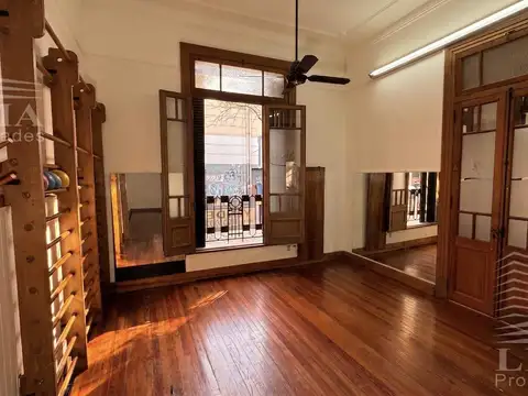 Casa 15 ambientes con 4 baños