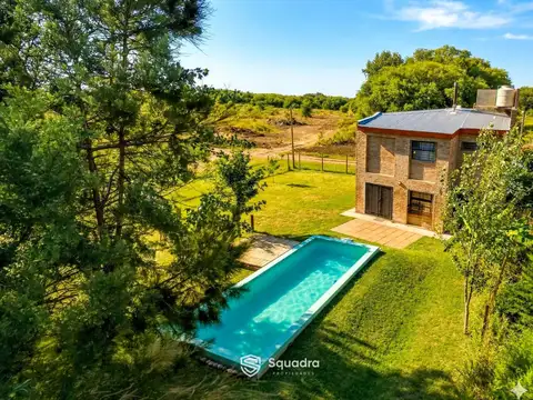 VENTA - Casa de 2 dormitorios con piscina, jardín y cochera - Bosque Azul, Funes.  APTO CRÉDITO.