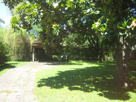 Casa Quinta, a 50 mts. del Acceso Oeste