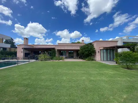 Casa a la venta sobre cancha de golf en La Diligencia- Pilará- Pilar