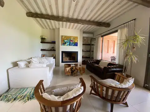 Casa en Alquiler con 2 cocheras