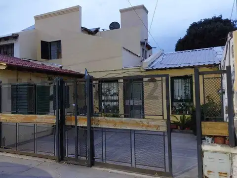 casa 4 dormitorios , amplias dependencias, patio y entrada para auto