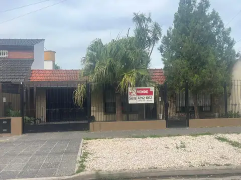 Casa de 3 Ambientes con Cochera, Ubicada Sobre La Calle Viena 970