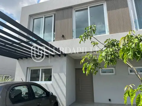 Townhouse/dormi en venta en Pilara La Calesa - URDAPILLETA PROPIEDADES