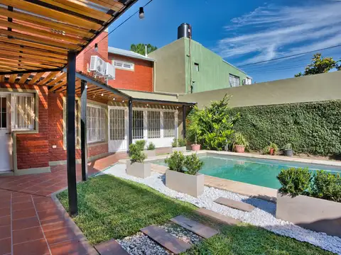 VENTA - Casa 4 Dormitorios,  Piscina y Jardín -  Fisherton, Rosario