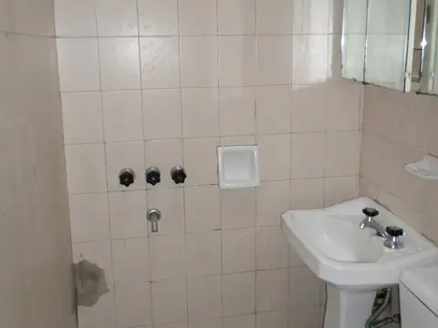 EXCELENTE UBICACIÓN - MUNRO 1er. PISO POR ESCALERA