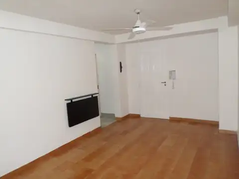 EXCELENTE UBICACIÓN - MUNRO 1er. PISO POR ESCALERA